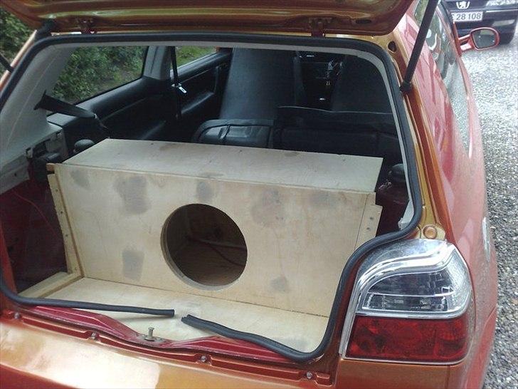 VW Golf 3 [Tidl. Bil] - Bass kassen :) færdig resultat kommer.  billede 4