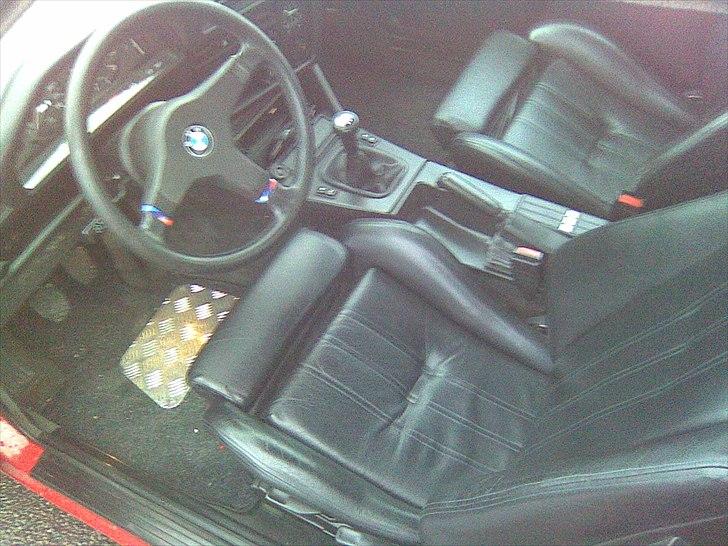 BMW e30 325 e - bilen er født med stof men omsyet til lædder billede 7