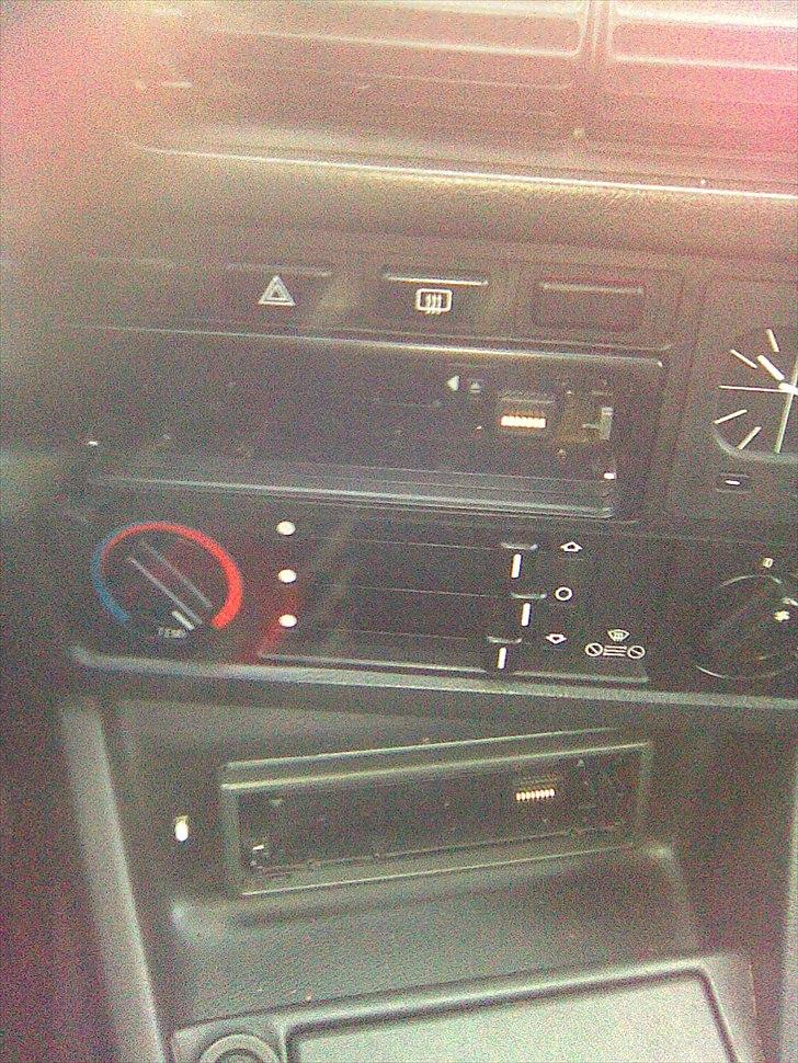 BMW e30 325 e - mulighed for at kører med to autoradioer, de er relæ styret så man kan nøjes med en forstærker til dem begge billede 10