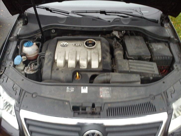 VW Passat 3C - Black Rose - Ja den er lidt beskidt, men den skal rengøres med noget motorrens ;) OBS: Hele bilen har kun kørt 144.000km ;) billede 16