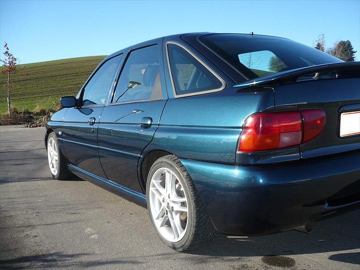 Ford Escort 1,8i 16v Monaco - Farven "Millard Green" skifter mellem metalgrøn, lilla og mørkeblå, Forstil dig farven på brystet på en han and. Så har du farven. billede 4