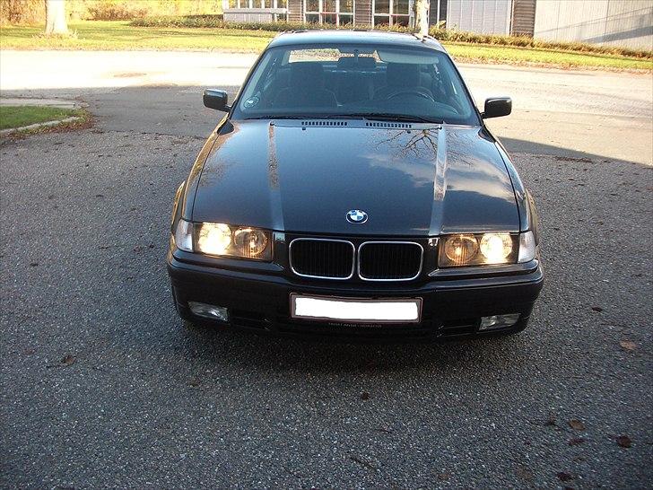 BMW 320i Coupé "Solgt" billede 2