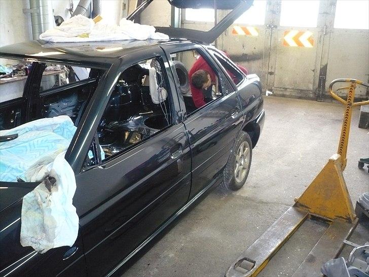 Ford Escort 1,8i 16v Monaco - Mens den var skilt ad for at blive lavet for rust og malet om i "millard green" billede 9