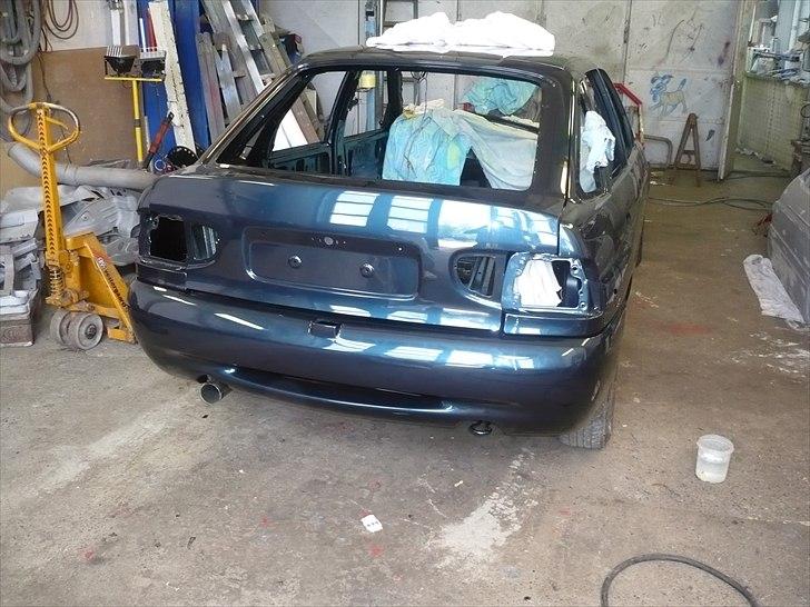 Ford Escort 1,8i 16v Monaco - Farven "Millard Green" skifter mellem metalgrøn, lilla og mørkeblå, Forstil dig farven på brystet på en han and. Så har du farven. billede 10