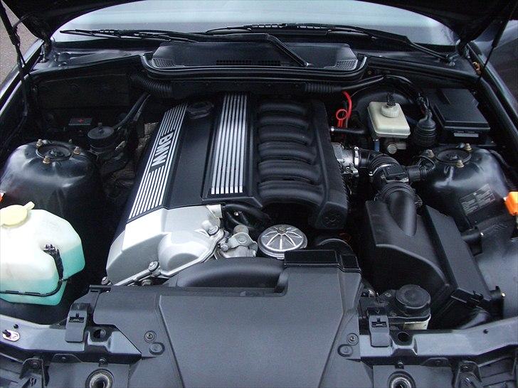 BMW 320i Coupé "Solgt" billede 17