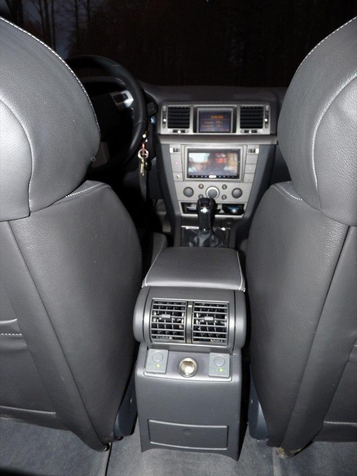 Opel Vectra OPC - SOLGT - Hver skærm kan se hver deres kanal, 4 kilder kan tilsluttes billede 10