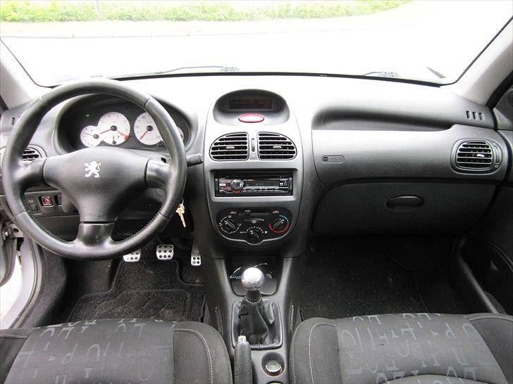 Peugeot 206 GTI SOLGT - Plast i midterkonsol udskiftet med det fra en 206cc billede 12