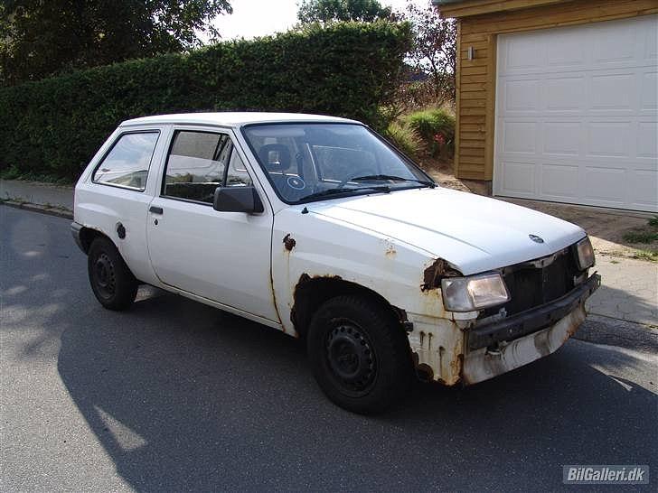Opel Corsa A Solgt - ja, sådan så du ud da en tidligere ejer gik amok.. Pæn stykke arbejde!  billede 9