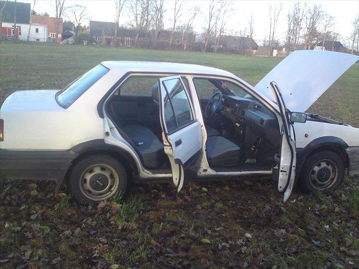 Nissan SUNNY  LX N13 sedan solgt billede 11