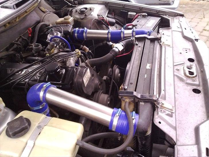 Volvo 240 Turbo Tic - Nye rør og slanger i motorrummet billede 4