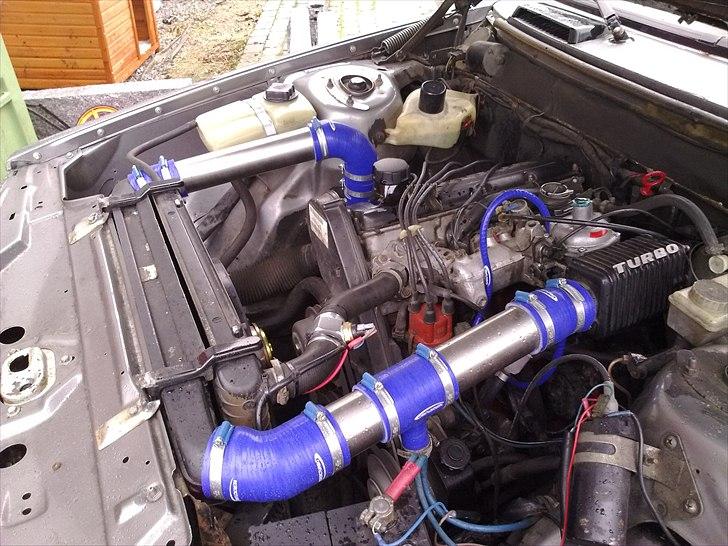 Volvo 240 Turbo Tic - Nye rør og slanger i motorrummet billede 5