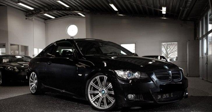 BMW 335 iA Coupe (SOLGT) - Fantastiske linier billede 1