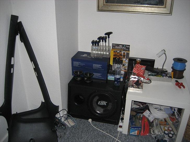 Nissan Silvia 180SX RPS13 - Er igang med at trække nye ledninger til diverse lys, følere osv i kabinen. Samt lodde nogle LED bånd sammen  billede 11