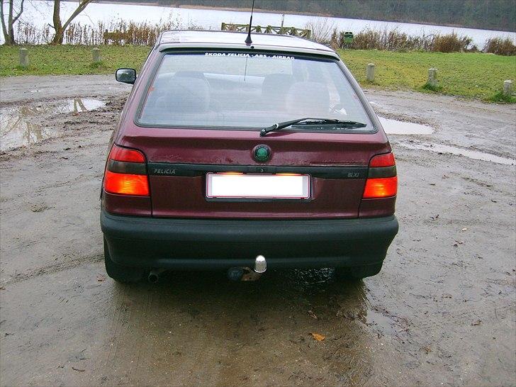 Skoda Felicia 1,3 GLXi - Inden bag denne klap gemmer der sig en dejligt stort 270 liters bagagerum 960 med bagsæderne nede billede 2