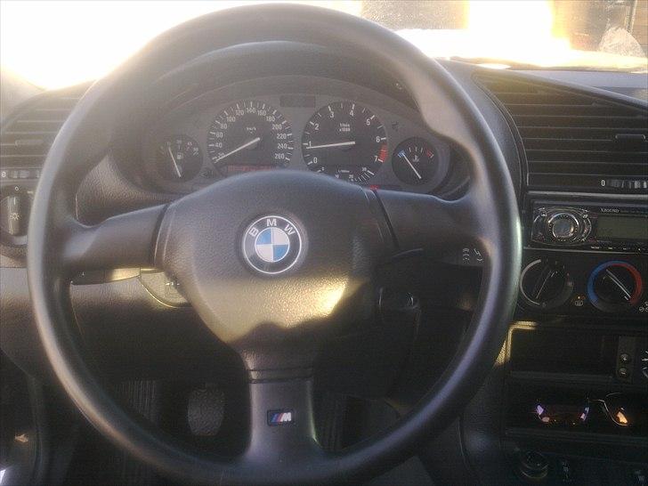 BMW e36 320i  "totalskadet" billede 3