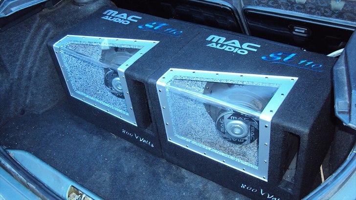 Ford Escort 1.6i CL - De 2 10" subwoffer med indbygget blå dioder. Forstærkeren sidder bagved;) Billedet er taget efter min plade er kommet i bunden. billede 17