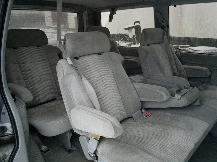 Chevrolet Astro 10 personers bus - Sæderækken med midtersæddet slået ned, så har man nærmest 2 kaptajnsstole og et lille bord. billede 3