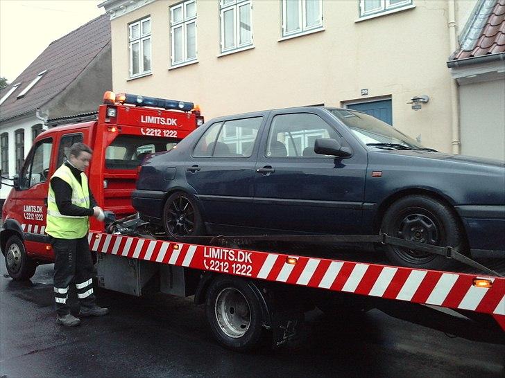 VW vento - ja da min styrearm bøjede sig en smule var jeg nød til at blive hentet af falk der skete ikk noget med nogen i bilen   billede 9