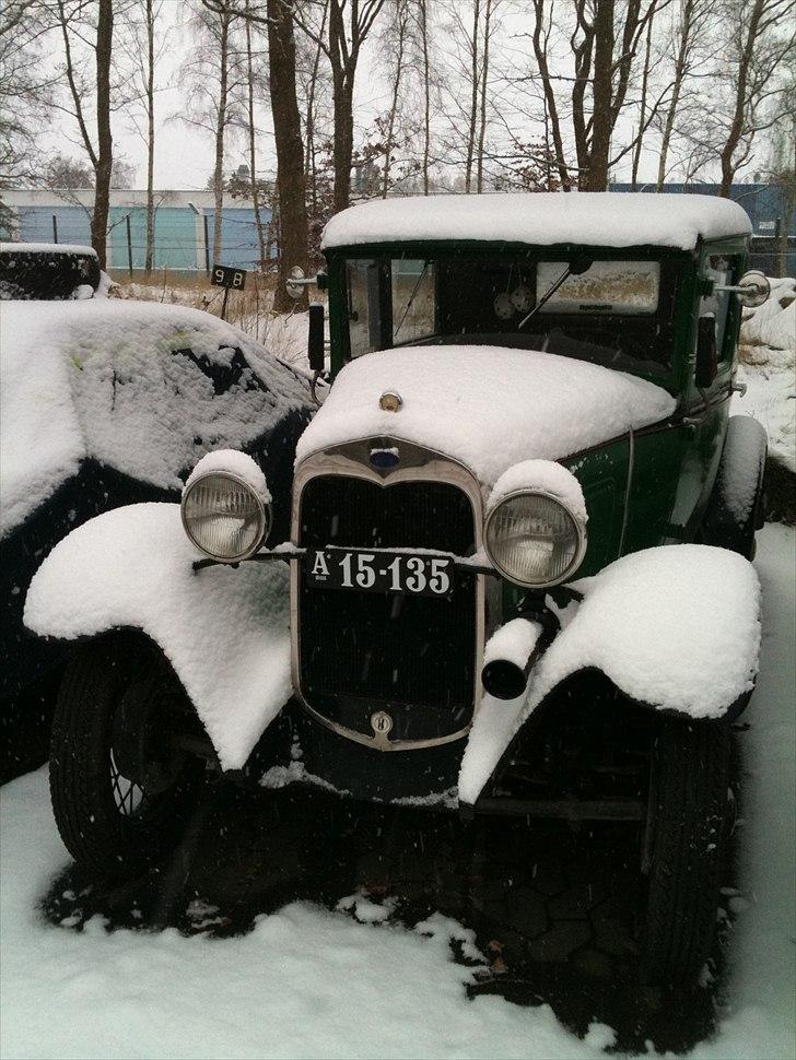 Ford A 2dørs Sedan- Ole-Henry - Så blev det sgu snevejr! Bilen står kun ude, fordi jeg er ved at lave isoleret værksted til den! billede 15