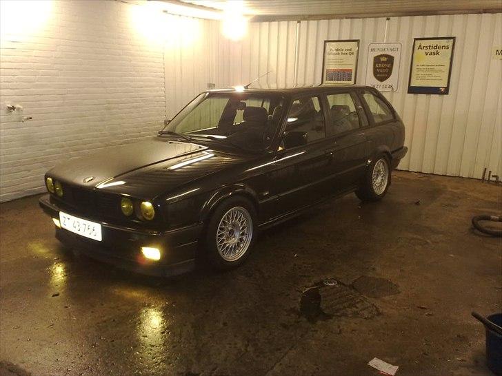BMW e30 325i Touring (solgt) - fronten, med sne, hehe, nej, sorte nyre, og øjenskygger billede 3