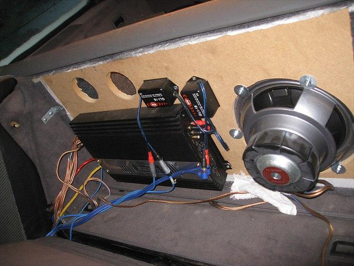 BMW e30 325i Touring (solgt) - anlægget, skjult under/bagved bagsædet billede 14