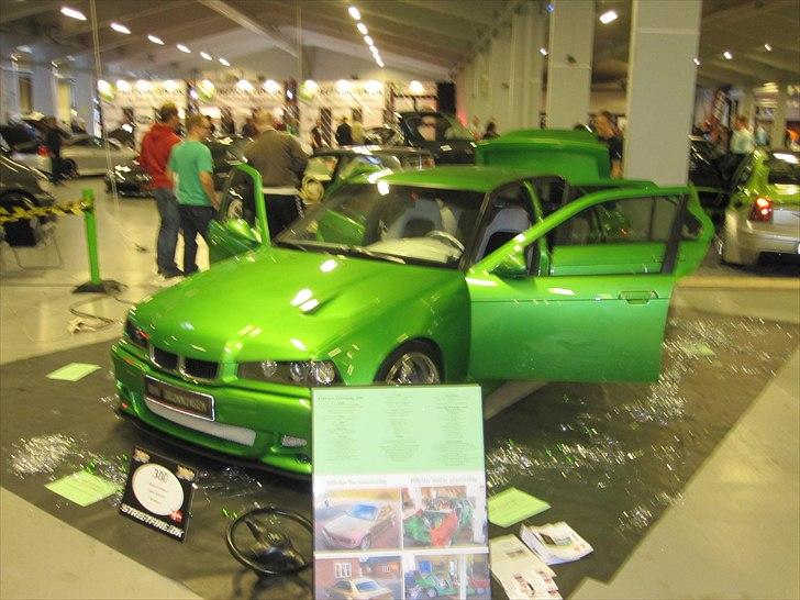 BMW e 36 320i  (100% FASHION) - Beklager det ligner en lodse plads omkring bilen, men folk i kbh forstår ingen hentydning, der var en grund til jeg lagde sort dug rundt om den, og det var at den ikke sku betrædes, men ja stakkels kbher :) billede 2