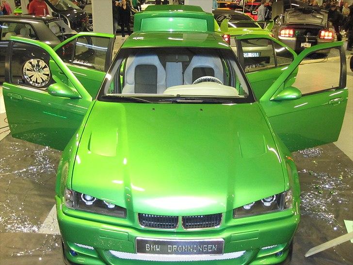 BMW e 36 320i  (100% FASHION) - Beklager det ligner en lodse plads omkring bilen, men folk i kbh forstår ingen hentydning, der var en grund til jeg lagde sort dug rundt om den, og det var at den ikke sku betrædes, men ja stakkels kbher :) billede 1