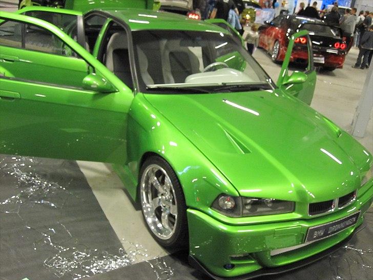 BMW e 36 320i  (100% FASHION) - Beklager det ligner en lodse plads omkring bilen, men folk i kbh forstår ingen hentydning, der var en grund til jeg lagde sort dug rundt om den, og det var at den ikke sku betrædes, men ja stakkels kbher :) billede 3