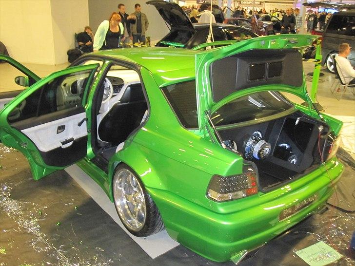 BMW e 36 320i  (100% FASHION) - Beklager det ligner en lodse plads omkring bilen, men folk i kbh forstår ingen hentydning, der var en grund til jeg lagde sort dug rundt om den, og det var at den ikke sku betrædes, men ja stakkels kbher :) billede 5