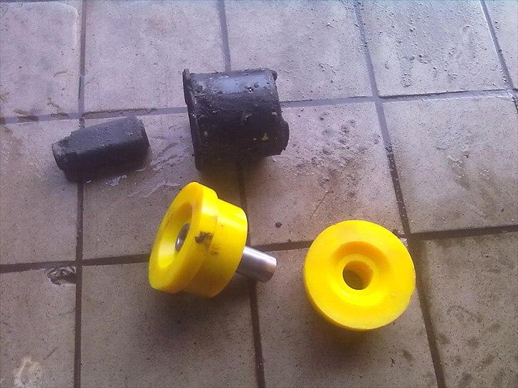 BMW 525i E34 - Gammel defekt bøsning og ny Powerflex bøsning til bagbroen.. :) billede 14