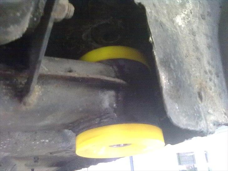 BMW 525i E34 - Powerflex bøsning monteret i bagbroen.. billede 15