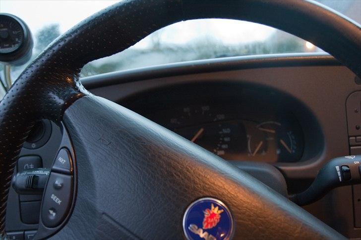 Saab 9-3 Aero - Trykur i baggrunden, det i instrumentpanelet findes ikke i lavtryksudgaverne. billede 18