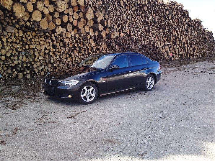 BMW E90 320 D SOLGT billede 2