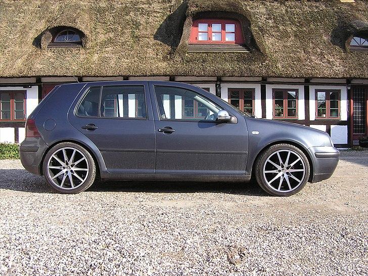 VW Golf IV 1.6 16v - ja fælgene er super rene men resten af bilen ku godt bruge en vask billede 2