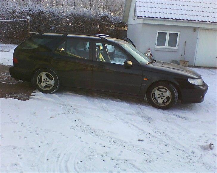 Saab 9-5 Aero Estate - Højre side med gode vinterhjul billede 3