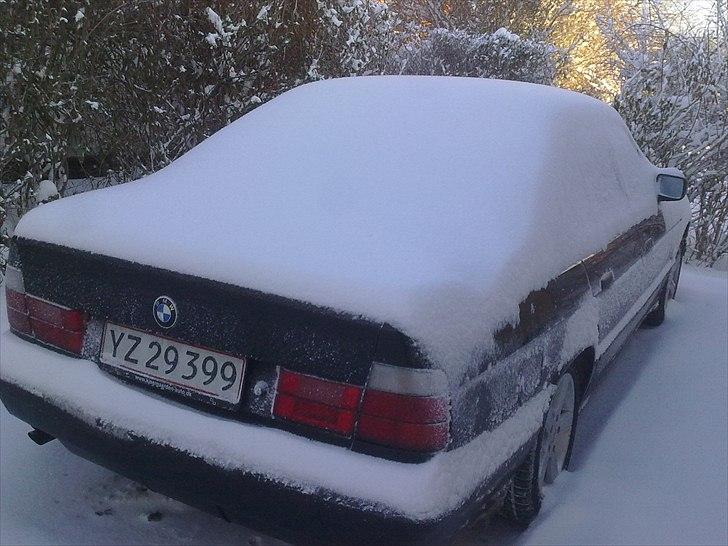 BMW 518i E34  - Er taget i dag d. 21/12- 2010, bare lige for at bevise det er min bil :)  billede 12