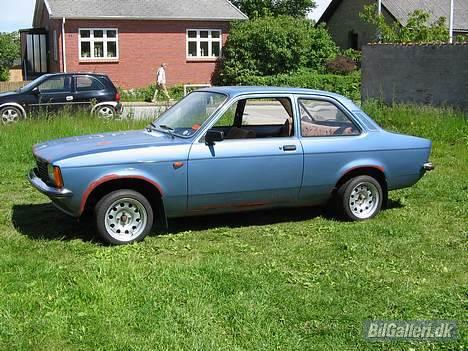 Opel Kadett C 1.2s - Solgt - Her prøver vi så vores nye fælge, og PUHA hvor mangler hun en stor omgang sænkning billede 12