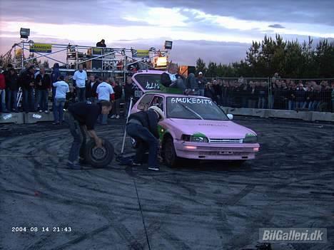 Toyota Corolla Aka Røgmaskinen! - Formanden Tar sig lige en slapper med en kold øl, mens drengene arbejder på højtryk.. billede 10