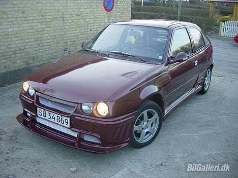 Opel Kadett E Skrottet - Men den blev skiftet og resten blev monteret igen + et par ms design skørter, en ny læbe på bagkofangeren, et par m3 spejle og et par nye baglygter.. billede 8