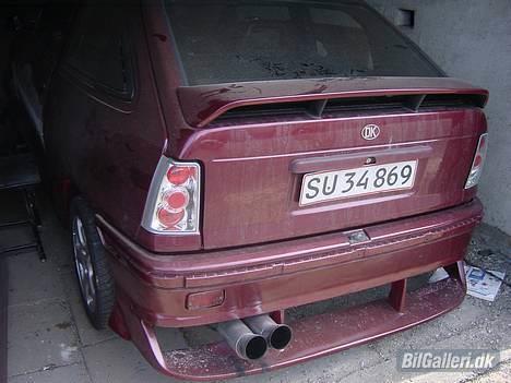 Opel Kadett E Skrottet - bilen står lidt skævt så man kan ikk regne med længden ned til jorden den er ikke så lav som det ser ud.. billede 9