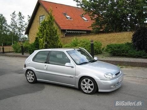 Citroën Saxo 1.6 VTS Aircon SOLGT - Her posere den foran huset billede 9