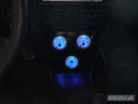 Toyota Corolla GSi  >> SOLGT << - De tre målere er monteret i midterkonsollen billede 9