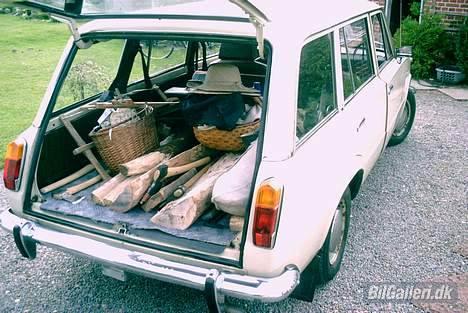 Lada 1300 * SOLGT * - Masser af plads til alskens gode sager. Og dejlig lav læssekant. billede 2