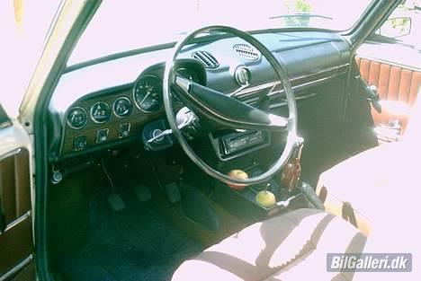 Lada 1300 * SOLGT * - De luxe interiøret.  Omdrejningstæller, olietryksmåler og måler for kølevandstemperatur. Moderne Denon anlæg skimtes. billede 6