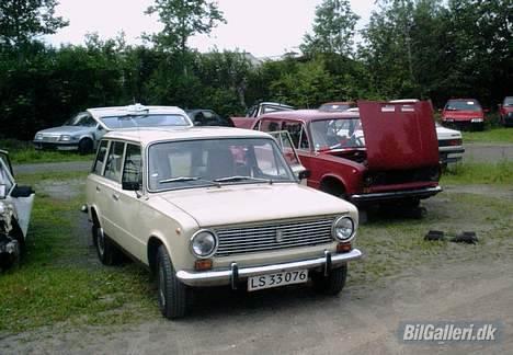 Lada 1300 * SOLGT * - Foran den gamle røde 1200 der er blevet til donorbil efter ulykken. billede 7