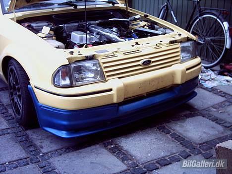 Ford Escort RS Turbo Cabriolet - Skulle lige se hvordan det nye frontskørt ville se ud! :-) Cirka 10 cm frigang fra asfalt! billede 15