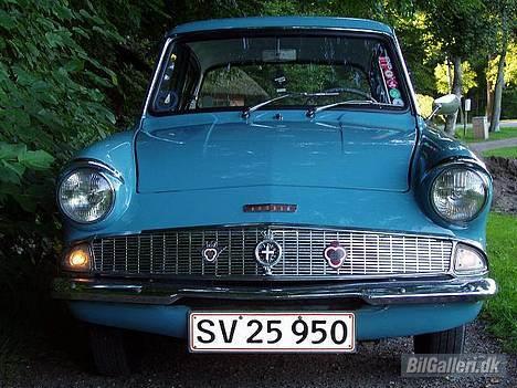 Ford Anglia 105E - FDM og kongelig veteranklub emblemer på front har kostet kassen!! billede 1