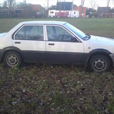 Nissan sunny 1.3lx sedan solgt