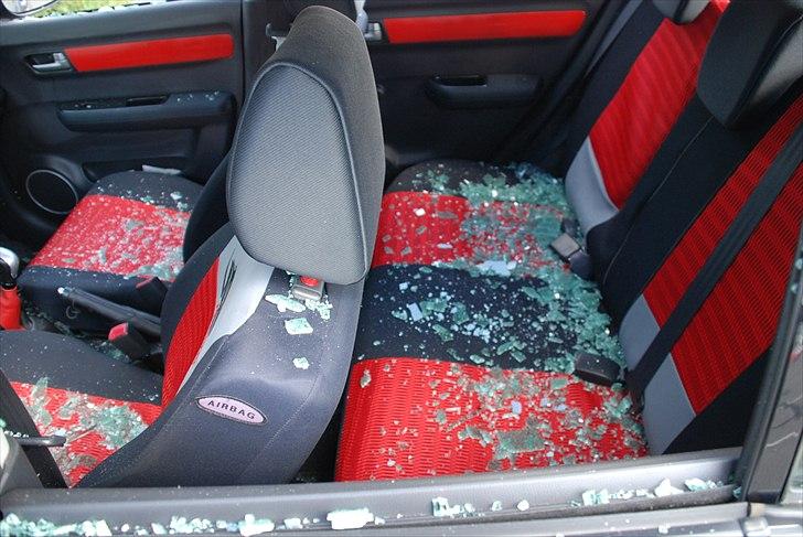 Peugeot 206 Projekt SOLGT - Nr. 1 Swift jeg havde før den blev gennem tæsket til døde.. Og dog blev INGEN ting taget i bilen.. billede 18