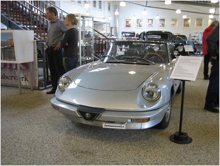 Alfa Romeo Spider Veloce - Fra udstillingen "Alfa Romeo 100 år" på Sommer´s Automobile Museum i Nærum billede 19